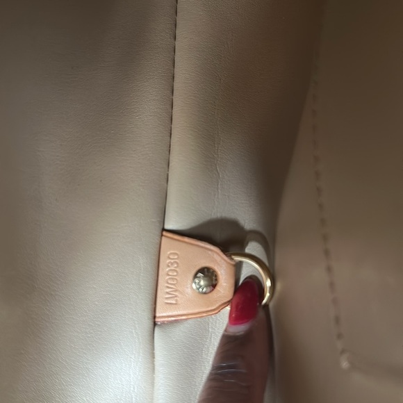 Louis Vuitton Vernis Purse: pre-loved. Beautiful bag. Date code LW0030 - Picture 14 of 14